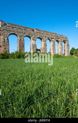 Antikes Aquädukt Claudio-Anio Novus, Park der Aquädukte (Parco degli Acquedotti), Rom, Latium, Italien Stockfoto