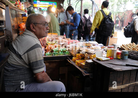 Straßenhändler im Stall entlang einer belebten Straße in Kolkata, Indien am 11. Februar 2016. Stockfoto