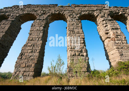 Antikes Aquädukt Claudio-Anio Novus, Park der Aquädukte (Parco degli Acquedotti), Rom, Latium, Italien Stockfoto