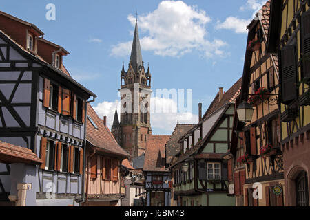 Kirche von Frankreich Elsass Kleinstadt Gemeindehaus Dorf Marktstadt blau Stockfoto