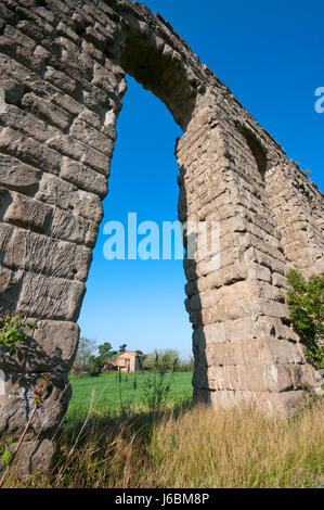 Antikes Aquädukt Claudio-Anio Novus, Park der Aquädukte (Parco degli Acquedotti), Rom, Latium, Italien Stockfoto