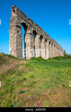 Antikes Aquädukt Claudio-Anio Novus, Park der Aquädukte (Parco degli Acquedotti), Rom, Latium, Italien Stockfoto