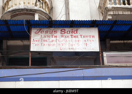 Der Vorstand im Haus mit einem Zitat aus der Bibel: Jesus sagte: Ich bin der Weg..., Kolkata, Indien am 7. Februar 2016. Stockfoto