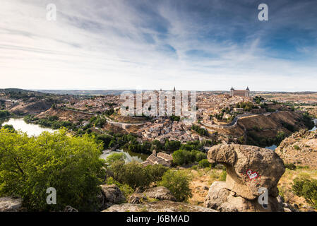 Panorama Tageslicht Blick auf Toledo vom erhöhten Aussichtspunkt hinunter ins Tal des Flusses Tagus. Stockfoto