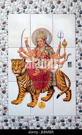 Bunte Illustration der Hindu-Göttin Durga an der Wand in Kolkata, Indien am 8. Februar 2016. Stockfoto