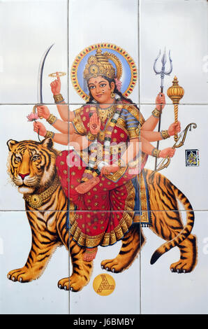 Bunte Illustration der Hindu-Göttin Durga an der Wand in Kolkata, Indien am 8. Februar 2016. Stockfoto