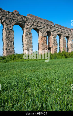 Antikes Aquädukt Claudio-Anio Novus, Park der Aquädukte (Parco degli Acquedotti), Rom, Latium, Italien Stockfoto