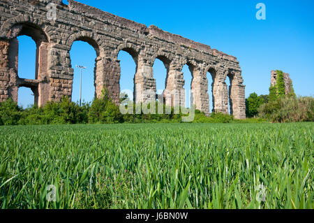 Antikes Aquädukt Claudio-Anio Novus, Park der Aquädukte (Parco degli Acquedotti), Rom, Latium, Italien Stockfoto