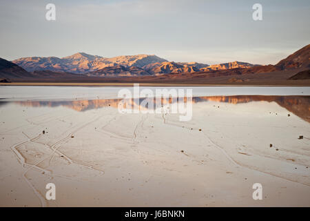 überfluteten Race Track Playa, Death Valley NP. Stockfoto