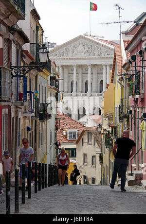 Blick nach unten Travessa Arochela in Richtung der Palacio de Sao Bento, Lissabon, Portugal Stockfoto