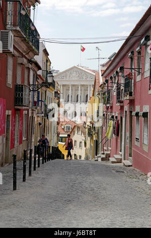 Blick nach unten Travessa Arochela in Richtung der Palacio de Sao Bento, Lissabon, Portugal Stockfoto