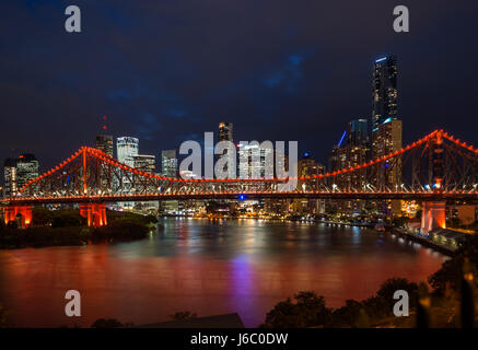 Story Bridge beleuchtet nach Einbruch der Dunkelheit, Brisbane, Australien. Stockfoto