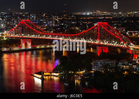 Story Bridge beleuchtet nach Einbruch der Dunkelheit, Brisbane, Australien. Stockfoto