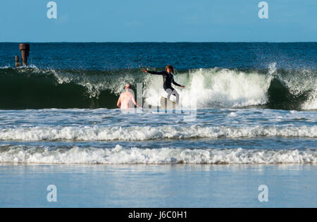 Surfer und Badende kollidieren fast am "Wrack", Byron Bay, New South Wales, Australien. Stockfoto