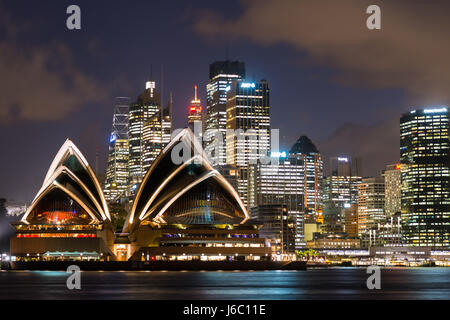 Skyline von Sydney nach Einbruch der Dunkelheit. New South Wales, Australien. Stockfoto