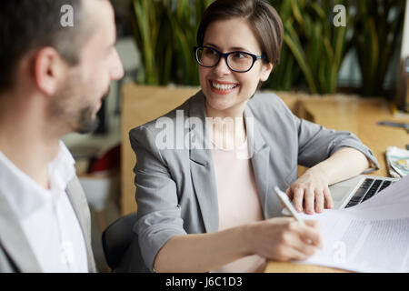 Blick auf ihr Partner beim Vertragsabschluss Geschäftsfrau Stockfoto