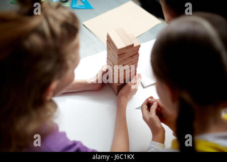 Hohen Winkel Porträt Kinder Brettspiel am Tisch in Kind-Entwicklungszentrum Stockfoto