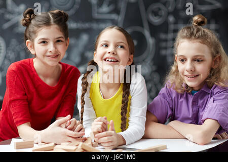 Porträt von drei Kinder hintereinander lächelnd, fröhlich posieren gegen Tafel im Entwicklungszentrum Stockfoto