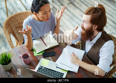 Hohen Winkel Porträt von casual Business-Leute argumentieren, diskutieren Arbeit Projekt emotional während Arbeitstreffen im Kreativstudio Stockfoto