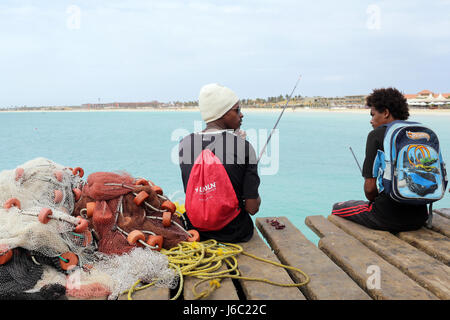 Junge Fischer Angeln an der Pier in Sal Kapverden Stockfoto