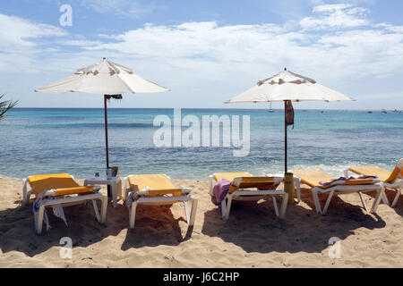 Leere Liegestühle am Strand mit Blick aufs Meer Stockfoto