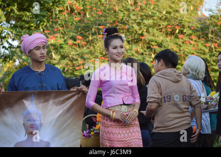 Chiang Rai, Thailand: 29. Dezember 2016. Florale Angebote Festival 1. Mal der traditionelle Verdienst machen Zeremonie. Die Paraden. Stockfoto