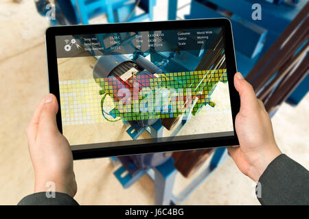 Industrie 4.0-Konzept. Mann Hand Holding Tablet mit Augmented Reality Bildschirm-Software für messen Temperatur des Motors im smart Bauernhof Hintergrund Stockfoto