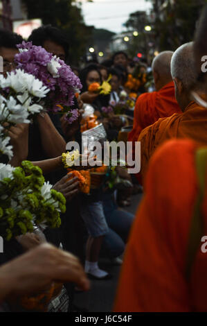 Chiang Rai, Thailand: 29. Dezember 2016. Florale Angebote Festival 1. Mal der traditionelle Verdienst machen Zeremonie. Stockfoto