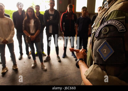 Französische Armee sensibilisiert junge Schüler zu Staatsbürgerschaft Gefühl Stockfoto