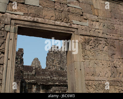 Bass Relief eine Kampfszene auf der Außenwand und einen Blick durch ein Tor des Bayon-Tempel, Angkor Wat Komplex Stockfoto