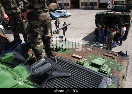 Französische Armee sensibilisiert junge Schüler zu Staatsbürgerschaft Gefühl Stockfoto