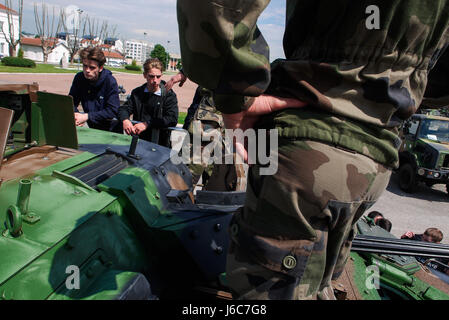 Französische Armee sensibilisiert junge Schüler zu Staatsbürgerschaft Gefühl Stockfoto