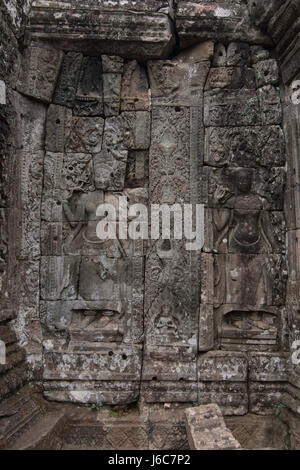 Stone Bass Reliefs von zwei Apsaras im Bayon Tempel in Angkor Wat-Komplex Stockfoto