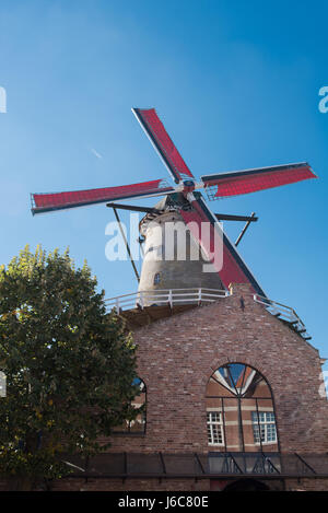 Windmühle mit roten Flügeln in Sluis, Holland Stockfoto