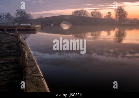 Die historische Brücke am Potter Heigham an einem nebligen Wintern Morgen Stockfoto