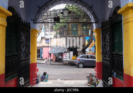 Bettler vor Sree Sree Chanua Probhu Tempel in Kolkata, Westbengalen, Indien am 9. Februar 2016. Stockfoto