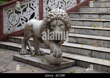 Die Löwen bewachen den Eingang zum Sree Sree Chanua Probhu Tempel in Kolkata, Westbengalen, Indien am 09 Februar 201 Stockfoto