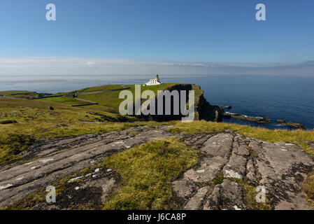 Leuchtturm auf schroffen Felsen mit wunderschönen blauen Himmel im Hintergrund. Punkt der Stoner, Assynt, Highlands, Schottland, Großbritannien Stockfoto