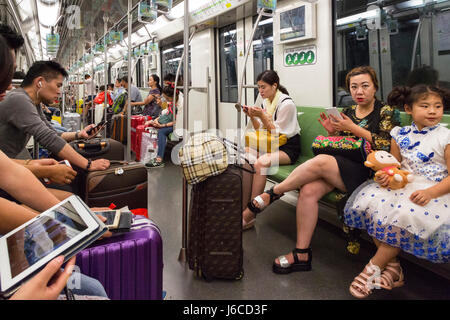 Passagiere auf Shanghai Metro, China Stockfoto