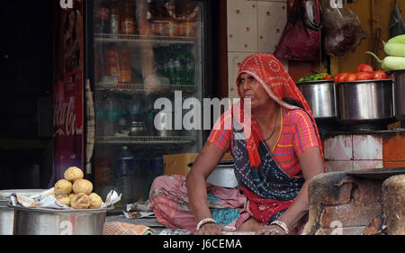 Eine indische Frau gebratene Straße Nahrung in einer Straße in Pushkar, Rajasthan, Indien am 17. Februar 2016 zu verkaufen. Stockfoto