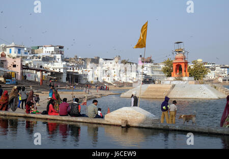 Tempel, Gebäude und Ghats am Heiligen Pushkar-See, Pushkar Sarovara, hinduistische Pilgerstätte, Rajasthan, Indien Stockfoto