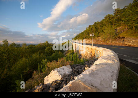 Blick von der Scenic Byway Shawangunk-Berge oder der Aussichtspunkt auf der Route 44/55 in Minnewaska State Park, New York State, USA. Stockfoto