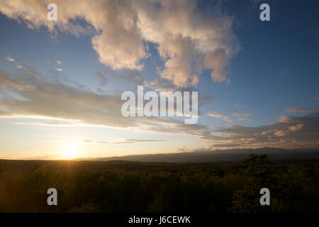 Blick von der Scenic Byway Shawangunk-Berge oder der Aussichtspunkt auf der Route 44/55 in Minnewaska State Park, New York State, USA. Stockfoto