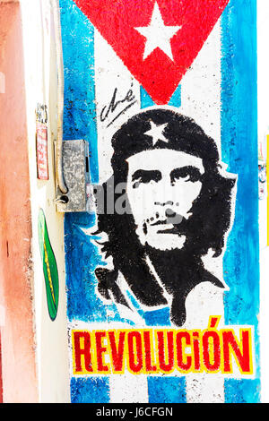 Porträt von Che Guevara und kubanische Flagge, Che Guevara Revolucion, Che Guevara Revolution, Che Guevara und kubanische Flagge Wandbild, La Habana Vieja, Havanna, Kuba, Stockfoto