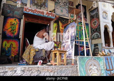 Lokale Künstler Malerei Leinwand Bilder, die verkauft werden, für Touristen, Pushkar, Rajasthan, Indien, am 17. Februar 2016. Stockfoto