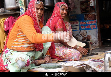 Die ethnische Frau bereitet den Kuchen Torten Chapati. Wird auf dem lokalen Markt in Pushkar, Indien verkauft werden Stockfoto