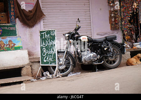 Indische Royal Enfield 350 Classic an der Straße von Pushkar, Rajasthan, Indien am 18. Februar 2016. Stockfoto