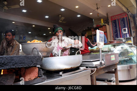 Streetfood Lieferant stellt frittierte Snacks in Pushkar, Indien am 18. Februar 2016. Stockfoto