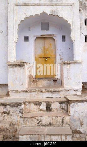 Altersschwachen Tür in einem alten Haus in Pushkar, Indien am 18. Februar 2016. Stockfoto