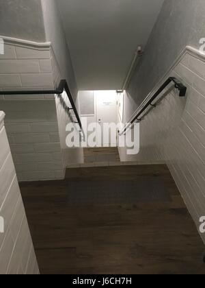 Notausgang Treppe hinunter Stockfoto